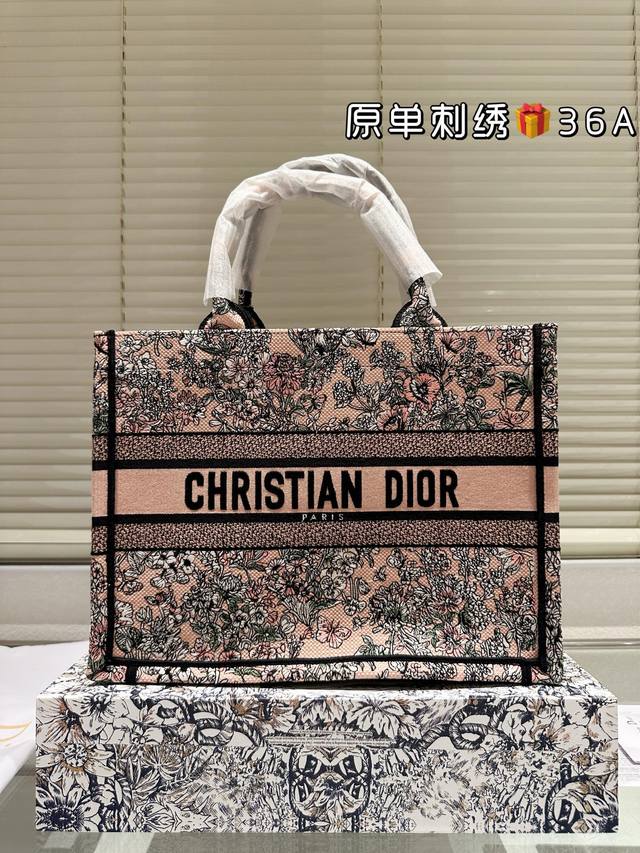 原单刺绣 Dior 提花 托特包 原单品质 Dior Book Tote今年最喜欢的一款购物袋 Tote我用的次数最多的包，因为容量超级大，不管什么东西都向里面