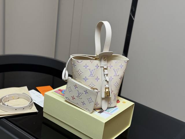 配折叠盒 Lv中古包又一位当红炸子鸡来咯 一只看似中古中矩却又有点标新立异的包。 水桶包 配零钱包 尺寸:18.17Cm