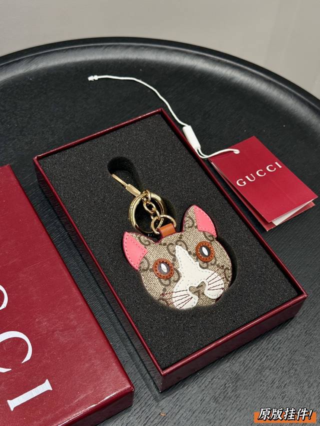 礼盒包装 Gucci 挂饰 动物园系列 小猫钥匙扣挂件 重工打造 好可爱！ 第一眼看到它就已经把我给萌化了 也可以挂在包包上凹造型