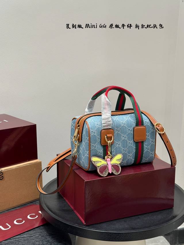 挂件40 全套礼盒 复刻版 原版牛仔布 新款来袭 丹宁牛仔Gucci Mini Gg波士顿 新品枕头包 经典双G老花+标志性绿红绿织带 采用Ggsupreme