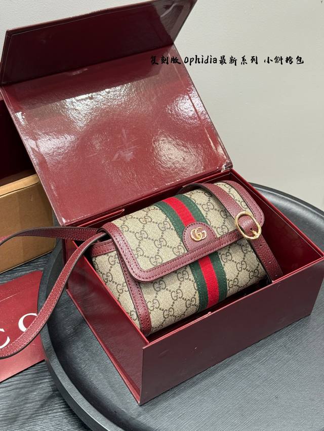 全套礼盒包装 原单复刻 牛皮版斜跨包 ｜Gucci Ophidia最新系列斜挎包！配原版乌木色牛皮～这个款复古韵味特别浓，原版内里！上身效果也超赞，主要以精致特