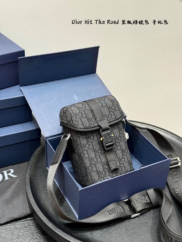 折叠礼盒 迪奥迷你 Dior Hit The Road竖版翻盖信使包手机包 这款竖版翻盖信使包是二零二五夏季男装系列新品，现代时尚的设计充分突显 Dior 的高