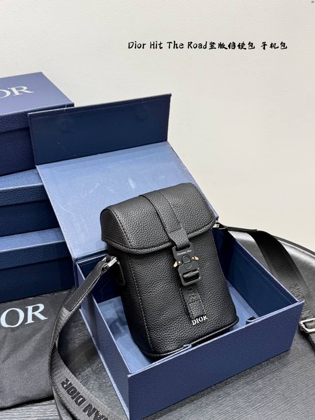 折叠礼盒 迪奥迷你 Dior Hit The Road竖版翻盖信使包手机包 这款竖版翻盖信使包是二零二五夏季男装系列新品,现代时尚的设计充分突显 Dior 的高 折叠礼盒 迪奥迷你 Dior Hit The Road竖版翻盖信使包手机包 这款竖版翻盖信使包是二零二五夏季男装系列新品,现代时尚的设计充分突显 Dior 的高