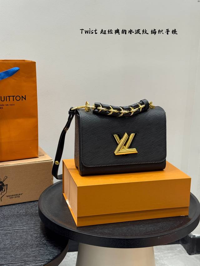 配折叠盒 尺寸23.16 Lv Twist 扭锁开合编织链条手提斜挎包 颜色实物很清新 编织感的金属联系增加了精致感，别致的弧形底座增加了手袋容量～