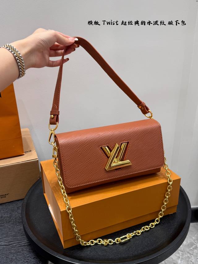 礼盒包装 尺寸24.14Cm Lv Twist 水波纹链条包 横版 手袋包 复古优雅 满满的高级感 大小适中 容量感人 休闲正装皆可轻松驾驭