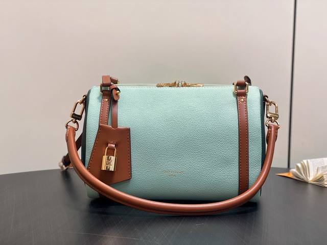 原单精品 M26905浅绿色 M26039全皮枕头包 当季新款 Express 小号手袋 本款 Express 小号手袋堪称都市臻品，其设计灵感源自品牌经典 K