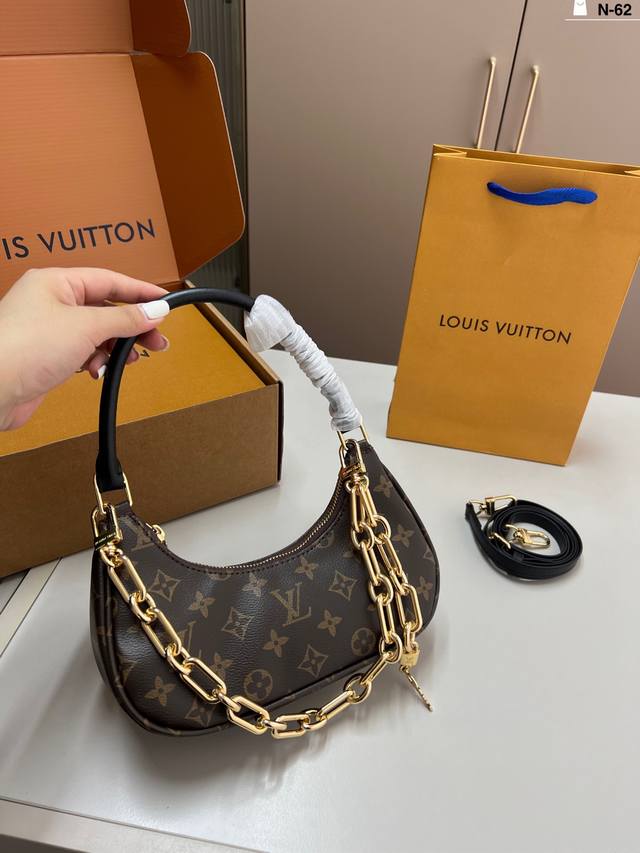 芯片版本 Lv Catchy Catchy 手袋可拆卸金属链条与钥匙造型装饰相映成趣。 N-62尺寸24×9折叠盒飞机盒 芯片版本 Lv Catchy Catchy 手袋可拆卸金属链条与钥匙造型装饰相映成趣。 N-62尺寸24×9折叠盒飞机盒