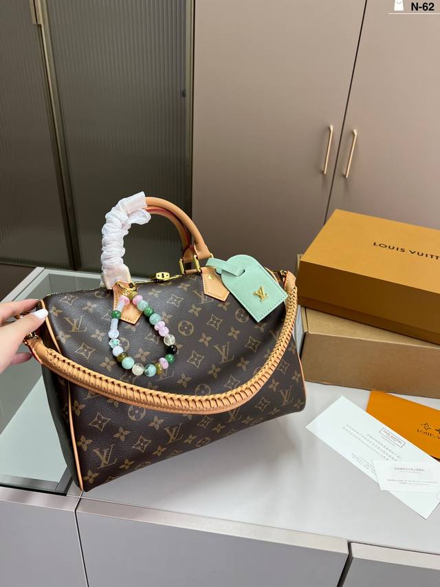 芯片版本 Lv路易斯威登枕头包 经典系列 时尚百搭独特的艺术气息 颜值高 日常出街首选 N-62尺寸30×22折叠盒