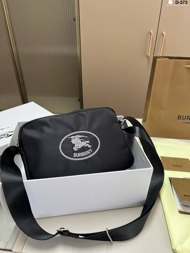 Burberry 巴宝莉 相机包 最新面料格纹!日常潮流穿搭, 时尚穿搭,完全没问题哦 D-373尺寸26×16配盒 Burberry 巴宝莉 相机包 最新面料格纹!日常潮流穿搭, 时尚穿搭,完全没问题哦 D-373尺寸26×16配盒