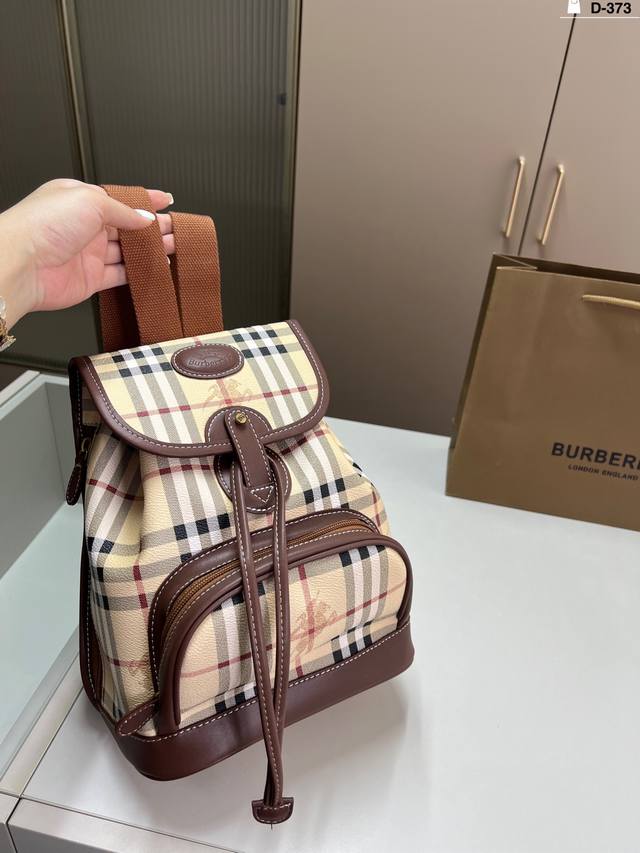 Burberry经典战马格纹双肩包,降落伞布材质,背部网眼透气设计,自重轻容量也不错 D-373尺寸23×28 Burberry经典战马格纹双肩包,降落伞布材质,背部网眼透气设计,自重轻容量也不错 D-373尺寸23×28