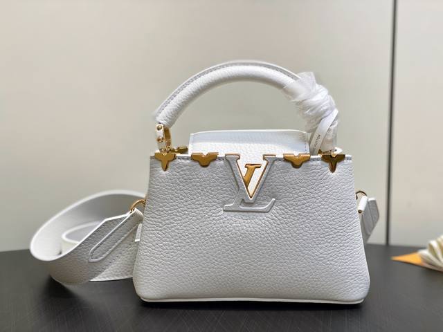 原单精品 M56669白色 全皮Cap那英款 Capucines 迷你手袋由 Taurillon 皮革制成,顶部饰有 Monogram 花卉“皇冠”。该纹饰经手 原单精品 M56669白色 全皮Cap那英款 Capucines 迷你手袋由 Taurillon 皮革制成,顶部饰有 Monogram 花卉“皇冠”。该纹饰经手