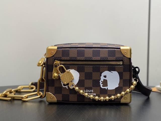 原单精品 N40809啡格 头像丝印盒子包链条包 Mini Soft Trunk 链条包 Virgil Abloh 为春夏秀场呈现 Mini Soft Trun 原单精品 N40809啡格 头像丝印盒子包链条包 Mini Soft Trunk 链条包 Virgil Abloh 为春夏秀场呈现 Mini Soft Trun