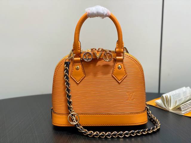 原单精品 K00015姜黄色 水波纹链条贝壳包 本款 Alma 迷你手袋 出自 Lv&I 定制系列,选用 Monogram 帆布塑造玲珑构型,以多种背携方式成就 原单精品 K00015姜黄色 水波纹链条贝壳包 本款 Alma 迷你手袋 出自 Lv&I 定制系列,选用 Monogram 帆布塑造玲珑构型,以多种背携方式成就
