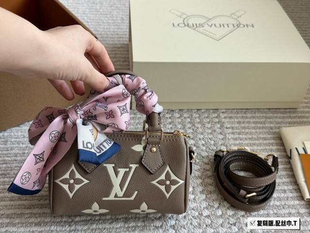 配盒 Size：16*10Cm 迷你 L家 Speedy Nano 一起感受Nano的快乐~ 拎一个小包包真的爱了爱了~ 搜索：Lv Nano