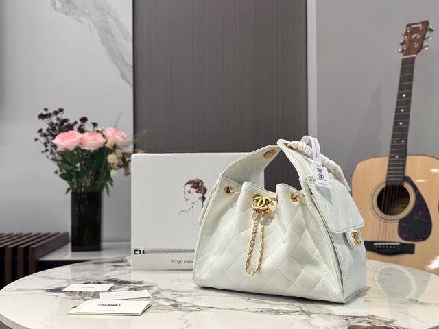 配盒 Chanel 25S Hobo小号真绝绝子 今年香香25S系列简直美爆... 这只Hobo是个小号尺寸个人觉得比较日常 鱼子酱的质感颗粒没这么重反而很细腻