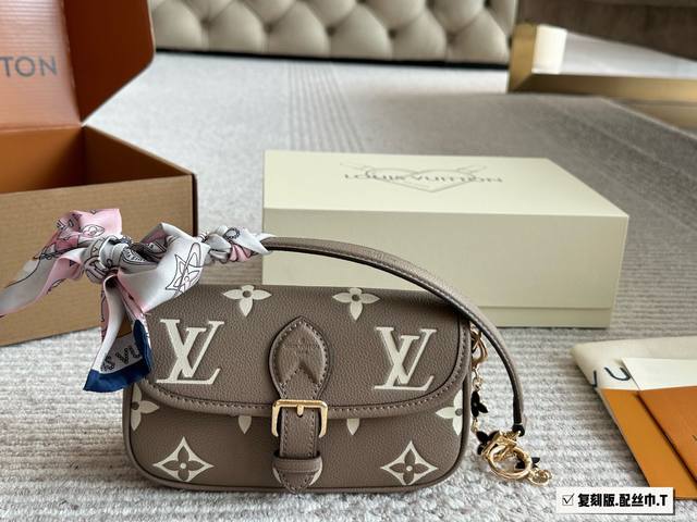 迷你 配盒 新尺寸Size：19*10Cm L家 Diane 法棍手袋 法棍包是真好看 又好背！ 皮质和颜色都不错， 配置两条肩带 又甜又咸！ 搜索 Lv 法棍