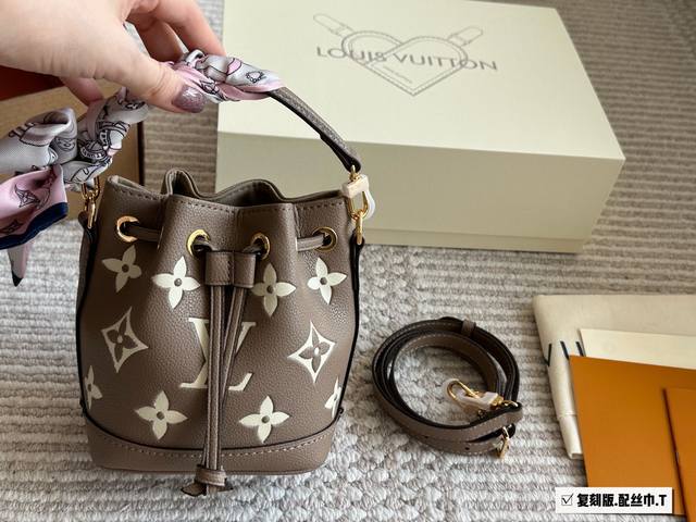 配盒 升级版 Size:13*16Cm Lv 新款Nano 大象灰小水桶 上身尺寸刚刚好哦! 终于等到喜欢的颜色啦! 配盒 升级版 Size:13*16Cm Lv 新款Nano 大象灰小水桶 上身尺寸刚刚好哦! 终于等到喜欢的颜色啦!