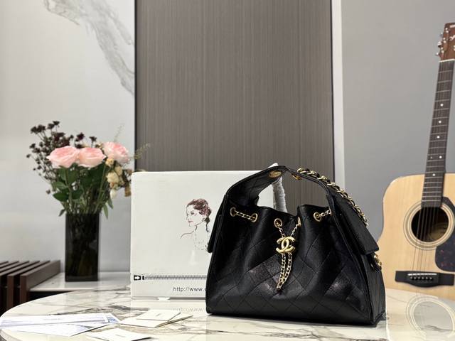 配盒 Chanel 25S Hobo小号真绝绝子 今年香香25S系列简直美爆... 这只Hobo是个小号尺寸个人觉得比较日常 鱼子酱的质感颗粒没这么重反而很细腻 配盒 Chanel 25S Hobo小号真绝绝子 今年香香25S系列简直美爆... 这只Hobo是个小号尺寸个人觉得比较日常 鱼子酱的质感颗粒没这么重反而很细腻