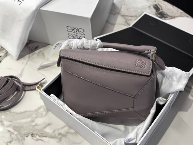 配盒 尺寸:18*10Cm 迷你 Loewe 几何包Puzzle 真心是不能错过的, 牛皮品质! 完全Hold住! 高级感都要溢出来了 配盒 尺寸:18*10Cm 迷你 Loewe 几何包Puzzle 真心是不能错过的, 牛皮品质! 完全Hold住! 高级感都要溢出来了