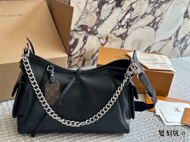 钢五金 Lv Carrall小号牛皮] .,暗黑学院风 暗黑机车风 今日份的酷感Cool风暴，由Lv的Carryall黑色羊皮包 包引领 让你轻松成为酷酷日女孩