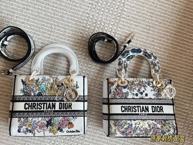 配盒 Size：24*20Cm 原单提花版 D家 刺绣戴妃包 现代休闲且优雅 刺绣宽肩带 特别！特别！！！ 25Ss 新年新款