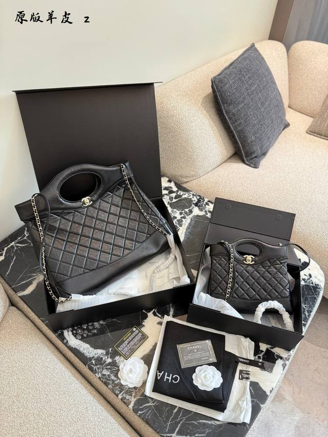 大号 小号P270 Chanel 31 Minibag黑金2上 身真的爱了 据说是这一季23A的包王，本以为我这种大号体型背这 个Mini太小，但其实上身还不错