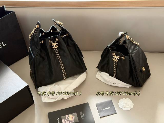 牛皮配盒 Size:26*21Cm 小 31*26Cm 中 小香家 25C Hobo嬉皮腋下包 酷飒的水桶造型,很复古 包口可调节的抽绳设计很实用,侧面两个小口 牛皮配盒 Size:26*21Cm 小 31*26Cm 中 小香家 25C Hobo嬉皮腋下包 酷飒的水桶造型,很复古 包口可调节的抽绳设计很实用,侧面两个小口