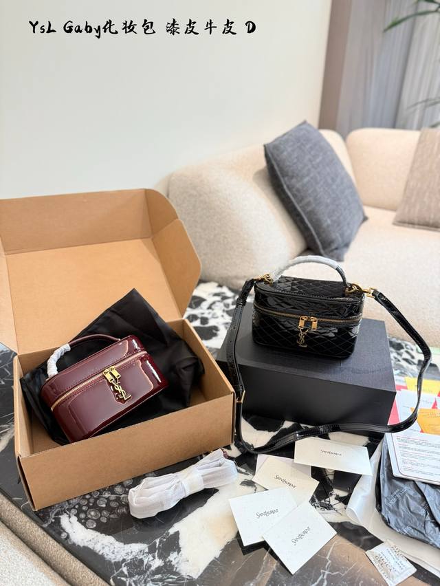 Ysl Gaby Mini化妆包， [赞R]牛皮手感细腻顺滑，整包以经典方形绗缝工艺制作，外观小巧调皮可爱。 [飞吻R]搭配可调节和可拆皮革肩背带和手柄，方便多