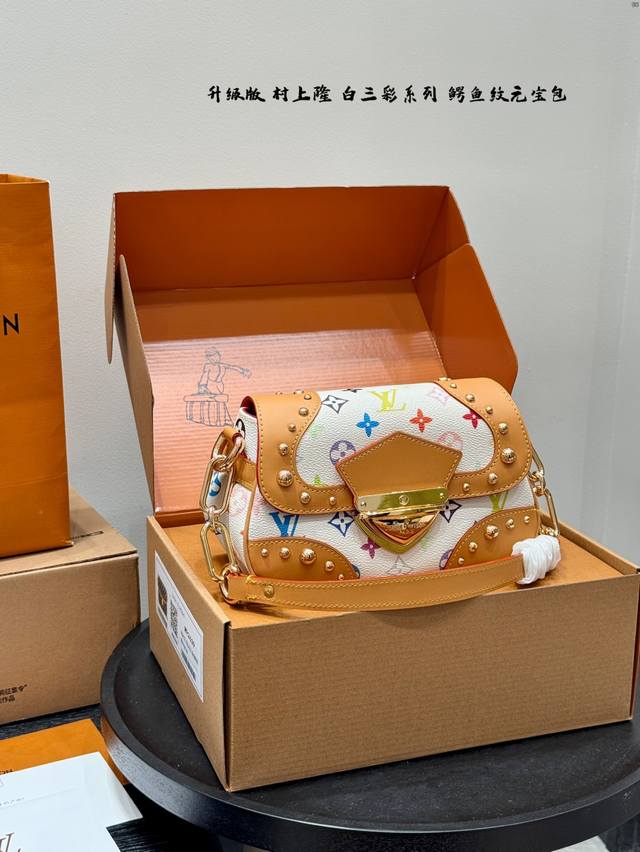 全套礼盒 升级版！ Lv 铆钉细节 黑三彩白三彩梦露元宝包 腋下包 单肩手提包 背出去真的不容易撞包 这款是为纪念玛莉莲梦露而设计的，又名小梦露，同名绝版系列，