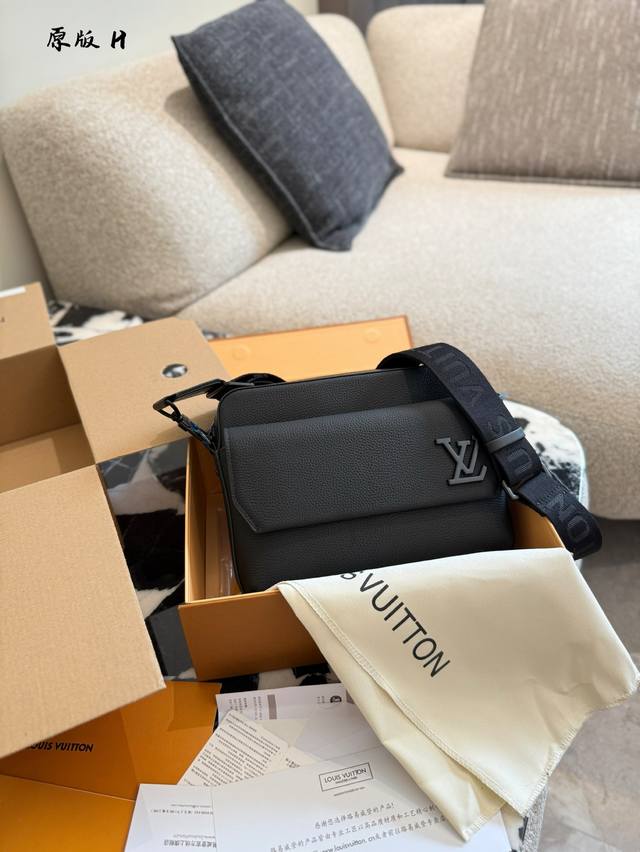 Lv黑色系男士邮差包 时尚与实用的融合 店外观:经典的黑色，低调又奢华。简约的设计线条，时尚感爆棚。无论是搭配休闲装还是正装，都能轻松Hold住，瞬间提升整体造