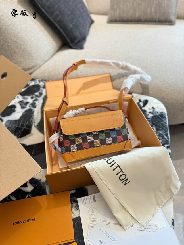 Lv-路易威登 Ss25 Show 男装&男包抢先预览 本季作品细节满满 经典元素的全新演绎，更加易于搭配的色系 想好要把哪几款收入囊中了吗[勾引R]