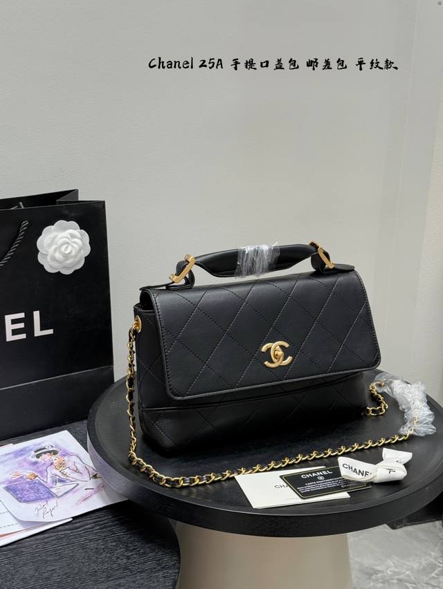 带盒子 尺寸28.18Cm 香奈儿Chanel 25A口盖包Hobo链条包 这只25A高级手工坊双拼,复古拼黑色的纵向撞色设计,像被月光晕染的水墨画渐变层次,背 带盒子 尺寸28.18Cm 香奈儿Chanel 25A口盖包Hobo链条包 这只25A高级手工坊双拼,复古拼黑色的纵向撞色设计,像被月光晕染的水墨画渐变层次,背