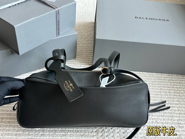 原版牛皮 酷帅天花板 巴黎世家新推出的保龄球系列真的鲨疯了独特弧形包身上身辨识度直接拉满 双提手设计超贴心上身优雅大方，亦可单肩背随性自在 黑色牛皮材质质感无敌