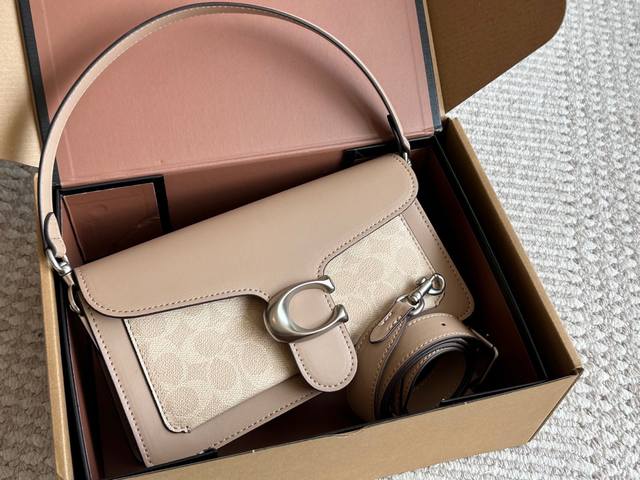 复刻版 牛皮 经典的酒神 Tabby 新的配色 一上市就万人空巷的包包，开箱细节来啦！上身效果，绝绝子，青春活力，效果特别好费。 #Tabby手提包单肩斜挎包。