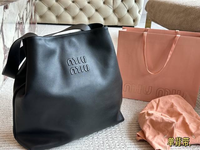 无盒 Size：38*36Cm 被Miumiu征服的一天 Miuniu Tote托特包 最新秀款包包 跟上大包的节奏 随意慵懒牛皮！牛皮！