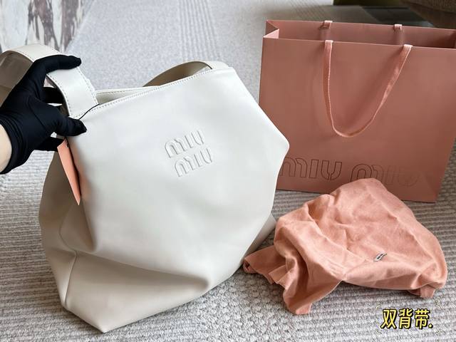 无盒 Size：38*36Cm 被Miumiu征服的一天 Miuniu Tote托特包 最新秀款包包 跟上大包的节奏 随意慵懒牛皮！牛皮！