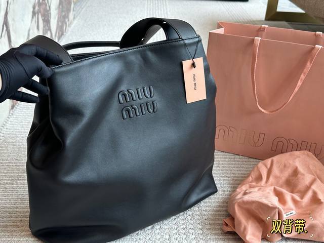 无盒 Size:38*36Cm 被Miumiu征服的一天 Miuniu Tote托特包 最新秀款包包 跟上大包的节奏 随意慵懒牛皮!牛皮! 无盒 Size:38*36Cm 被Miumiu征服的一天 Miuniu Tote托特包 最新秀款包包 跟上大包的节奏 随意慵懒牛皮!牛皮!