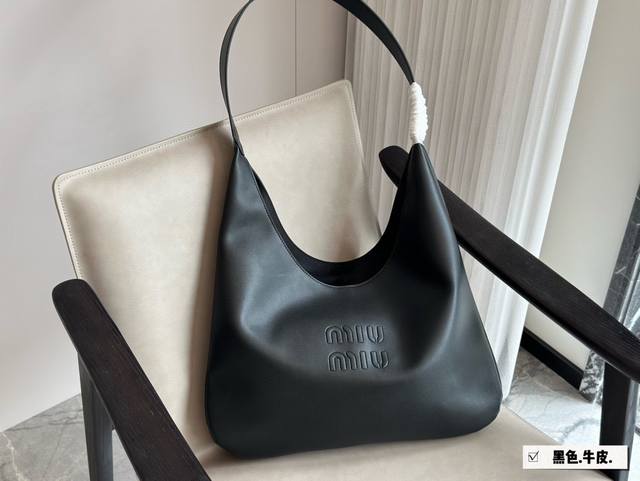 无盒 Size：42*26Cm 被Miumiu征服的一天 Miuniu Tote托特包 最新秀款包包 跟上大包的节奏 随意慵懒牛皮！牛皮！ 本季最爆 无法反驳吧