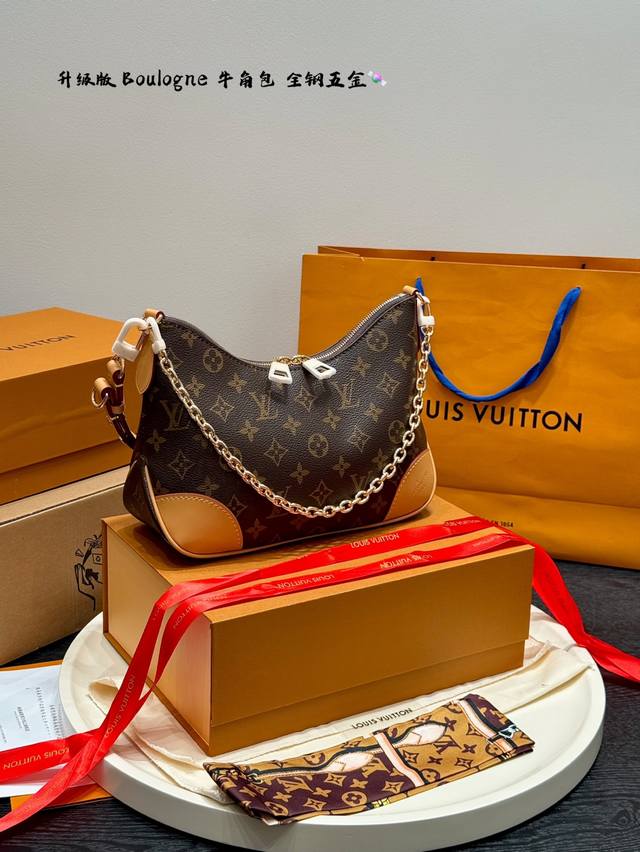 全套礼盒包装 升级版 全钢五金 带芯片 Size:26*16Cm Lv Boulogne 牛角包 腋下包 腋下背好看! 斜挎包也好看! 越看越耐看的包包! 上身 全套礼盒包装 升级版 全钢五金 带芯片 Size:26*16Cm Lv Boulogne 牛角包 腋下包 腋下背好看! 斜挎包也好看! 越看越耐看的包包! 上身