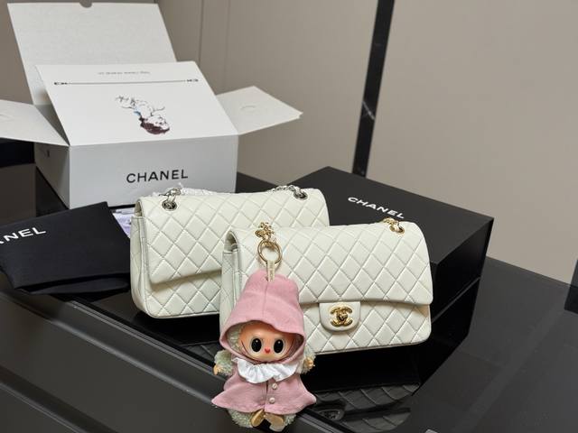 配折叠盒飞机盒 Size:25Cm 香奈儿 Cf我们一直很用心在做 秒杀其他市面上的货 顶级原单羊皮纹 很舒服的一种! 不管您是谁 稳稳Hold住哦 四季必备单 配折叠盒飞机盒 Size:25Cm 香奈儿 Cf我们一直很用心在做 秒杀其他市面上的货 顶级原单羊皮纹 很舒服的一种! 不管您是谁 稳稳Hold住哦 四季必备单