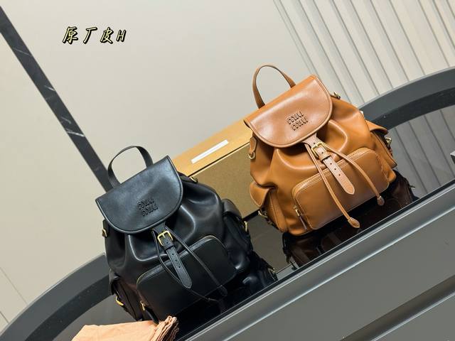 配盒 Size：27.33Cm 今年Miumiu赢麻了 难得碰见有这只双肩包 甜飒酷女总裁值得拥有！ Miumiu太懂少女心啦