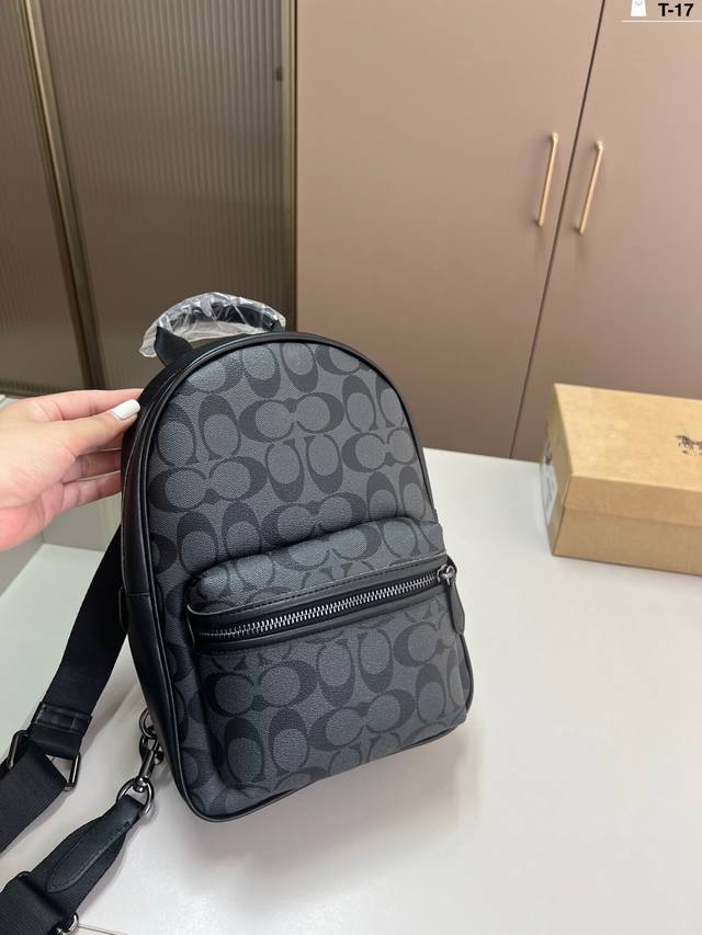 Coach 蔻驰老花男士胸包 潮男必入的胸包哇!容量观,很实用~背法多种,超级赞!解放双手,型男必备单品!T-17尺寸20×30配盒 Coach 蔻驰老花男士胸包 潮男必入的胸包哇!容量观,很实用~背法多种,超级赞!解放双手,型男必备单品!T-17尺寸20×30配盒