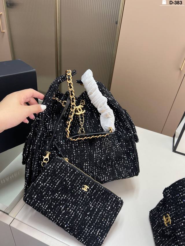 大 香奈儿Chanel25A 毛呢亮片抽绳水桶Hobo包黑色粗花呢移动星空的感觉Chanel粗花呢星空亮片25Bag满满千金即视感D-383尺寸26×20 29 大 香奈儿Chanel25A 毛呢亮片抽绳水桶Hobo包黑色粗花呢移动星空的感觉Chanel粗花呢星空亮片25Bag满满千金即视感D-383尺寸26×20 29