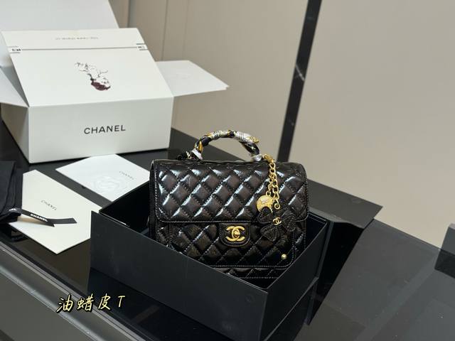 配折叠盒飞机盒 Chanel25A手工坊超乖双肩包 香奈儿25A的双肩 背上超乖的！ 荔枝皮超耐用 手柄搭配链条 手拎挎着都可以！ 尺寸:24.18Cm