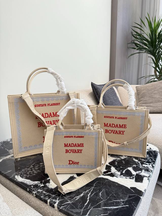 Dior新款 Totejonathan Anderson的书单 Jonathan Anderson的Dior首秀展，新推出的Dior 二零二六夏季系列Book