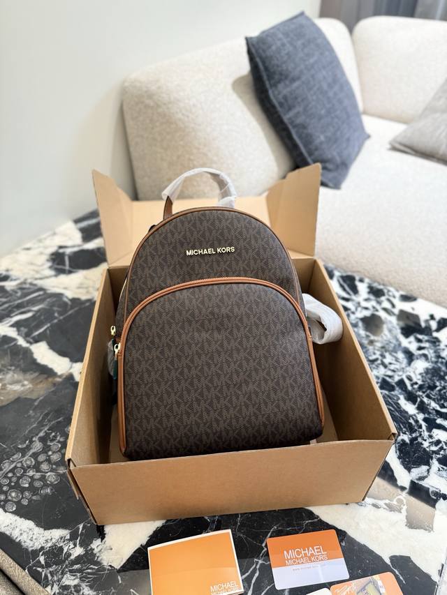 Mk双肩包 最新老花小字双肩背包Abbey系列，宽敞内部空间，令此款无比精致而实用。啡色，白色，黑色 26×30