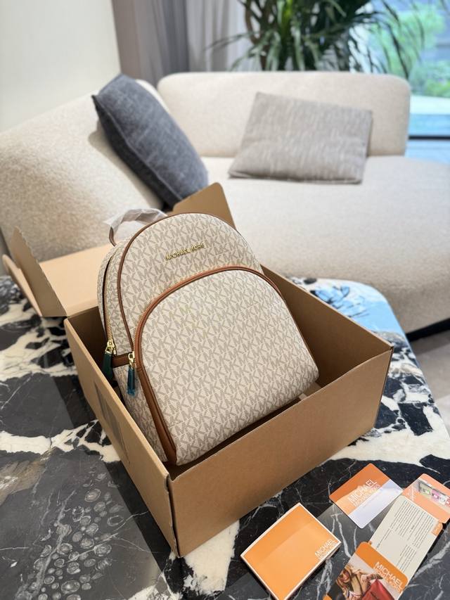 Mk双肩包 最新老花小字双肩背包Abbey系列，宽敞内部空间，令此款无比精致而实用。啡色，白色，黑色 26×30