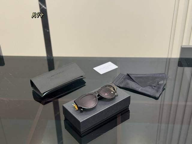 配全套包装 姐妹们!吹爆这个素颜镜啦! 圣罗兰Ysl 眼镜 墨镜 真的太百搭太好看了! 个人认为适合所有的脸型 而且上脸非常显脸小 不像传统墨镜方大无特点 这款 配全套包装 姐妹们!吹爆这个素颜镜啦! 圣罗兰Ysl 眼镜 墨镜 真的太百搭太好看了! 个人认为适合所有的脸型 而且上脸非常显脸小 不像传统墨镜方大无特点 这款