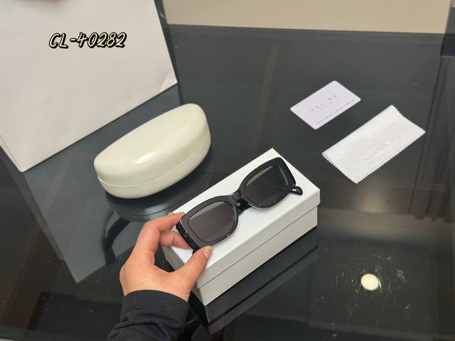 配全套包装 姐妹们!吹爆这个素颜镜啦! Celine赛琳眼镜 墨镜 真的太百搭太好看了! 个人认为适合所有的脸型 而且上脸非常显脸小 不像传统墨镜方大无特点 这 配全套包装 姐妹们!吹爆这个素颜镜啦! Celine赛琳眼镜 墨镜 真的太百搭太好看了! 个人认为适合所有的脸型 而且上脸非常显脸小 不像传统墨镜方大无特点 这