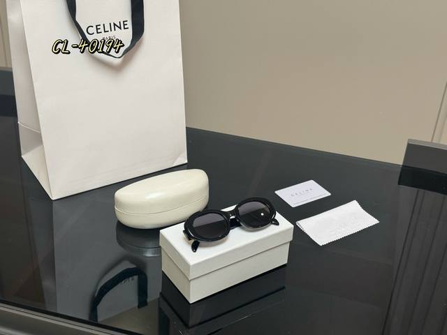 配全套包装 姐妹们!吹爆这个素颜镜啦! Celine赛琳眼镜 墨镜 真的太百搭太好看了! 个人认为适合所有的脸型 而且上脸非常显脸小 不像传统墨镜方大无特点 这 配全套包装 姐妹们!吹爆这个素颜镜啦! Celine赛琳眼镜 墨镜 真的太百搭太好看了! 个人认为适合所有的脸型 而且上脸非常显脸小 不像传统墨镜方大无特点 这